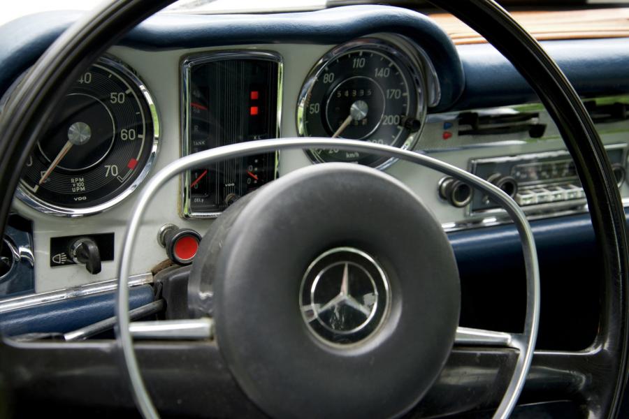 Панель приборов Mercedes-Benz 280 SL (W113) 1970 года  (EU) (фото 69 из 74)